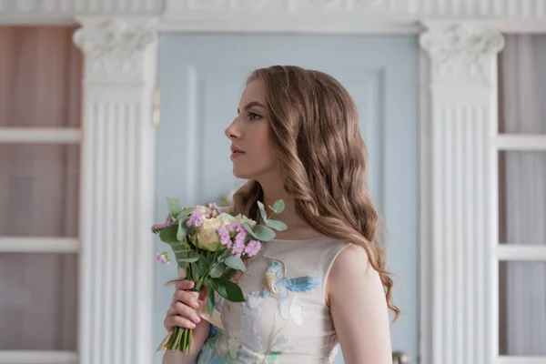 Beautiful and elegant girl in a lush and fashionable wedding dress. — Stock Photo, Image