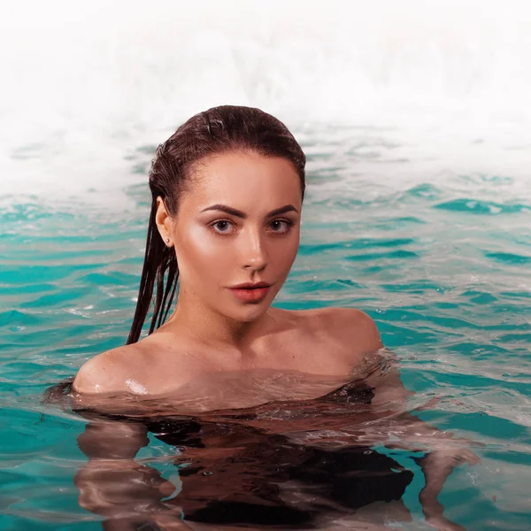 Piękna młoda kobieta pływanie w basenie, portret. — Zdjęcie stockowe