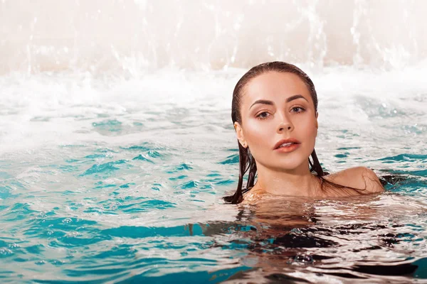 Sexy jeune femme dans la piscine, tête sur l'eau portrait . — Photo