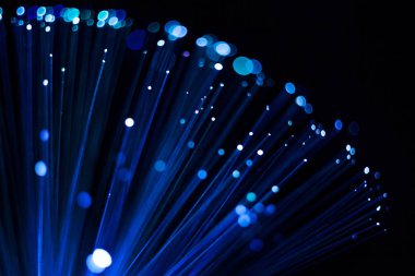 Mavi ışıklı soyut arka plan, dijital fiber optik bağlantı konsepti.
