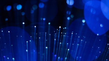 Mavi ışıklı soyut arka plan, dijital fiber optik bağlantı konsepti.