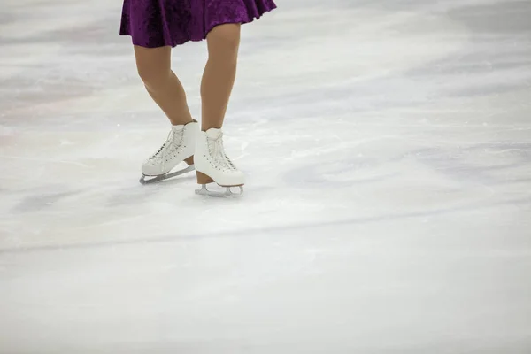 Kunstrijden, schaatsen training. Voeten Skater op het ijs — Stockfoto