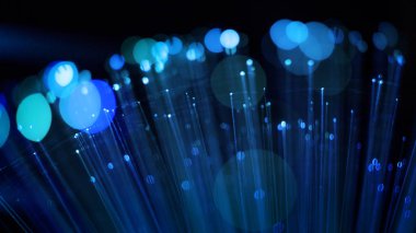 Mavi ışıklı soyut arka plan, dijital fiber optik bağlantı konsepti.