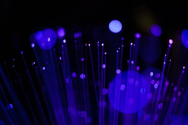 Mavi ışıklı soyut arka plan, dijital fiber optik bağlantı konsepti.