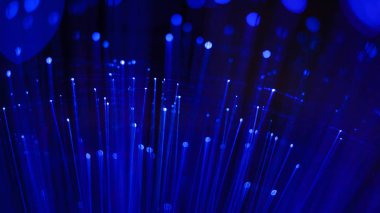 Mavi ışıklı soyut arka plan, dijital fiber optik bağlantı konsepti.