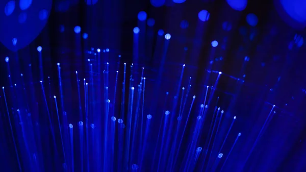 Sfondo blu luminoso astratto, concetto di connessione in fibra ottica digitale . — Foto Stock