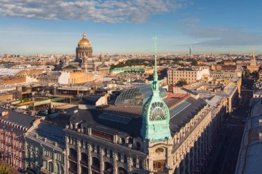 St. Petersburg, Rusya 'nın sokaklarda drone, au Pont Rouge Spire görünüm