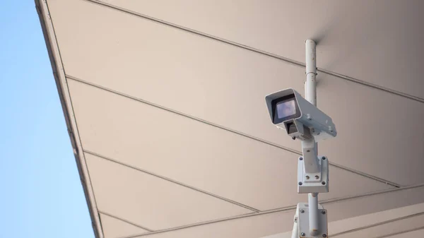 市内の監視カメラ、監視とビデオ監視、屋外 — ストック写真