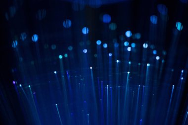 Mavi ışıklı soyut arka plan, dijital fiber optik bağlantı konsepti.