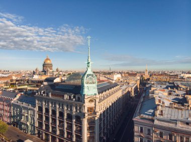 St. Petersburg, Rusya 'nın sokaklarda drone, au Pont Rouge Spire görünüm