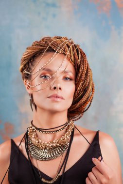 Güney baharatları. güzel şık, şık, yaz makyaj ile muhteşem gülümseyen genç kadın,.