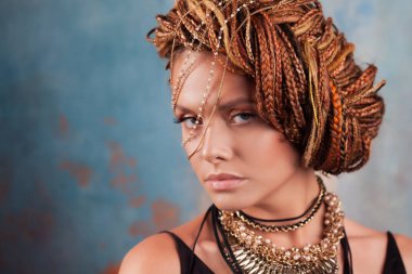 Güney lezzeti. Bir afro örgü saç modeli ile genç, muhteşem, ölümcül güzellik yakın çekim portre.