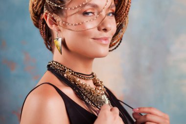 Güney baharatları. güzel şık, şık, yaz makyaj ile muhteşem gülümseyen genç kadın,.