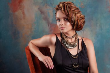 Afro örgülü genç ve güzel kadın. Etnik stil, dokuma ile saç modeli. Tabaklanmış çekici kız