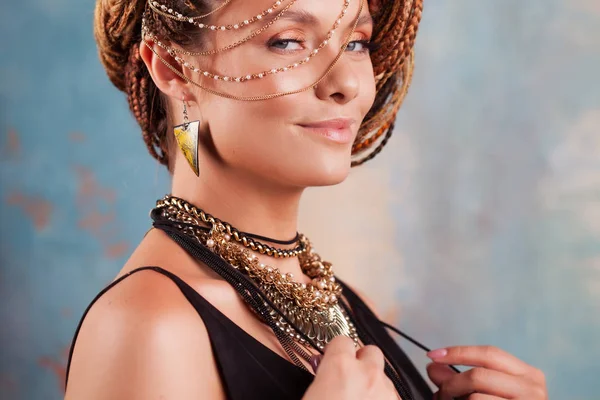 Güney baharatları. güzel şık, şık, yaz makyaj ile muhteşem gülümseyen genç kadın,.