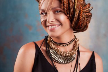 Güney baharatları. güzel şık, şık, yaz makyaj ile muhteşem gülümseyen genç kadın,.