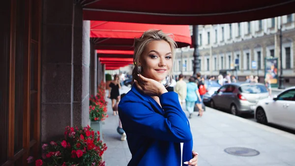 Kahve aramak için. Güzel genç kadın portresi, restoranların kırmızı pencere markiz arka planda sarışın.