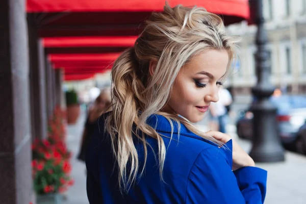 Kahve aramak için. Güzel genç kadın portresi, restoranların kırmızı pencere markiz arka planda sarışın.