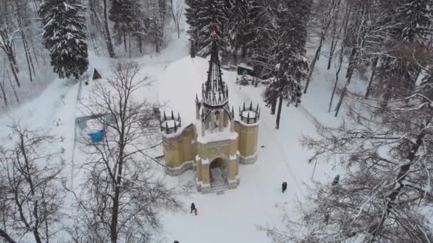 Piccola chiesa cattolica nel parco invernale, festa di Natale. Paesaggio invernale — Video Stock