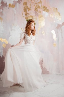 Zarif kızıl saçlı kız gelin. Gelinlik genç güzel kadın