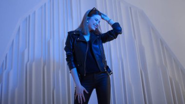 Neon ışık retro dalga dans Güzel kız