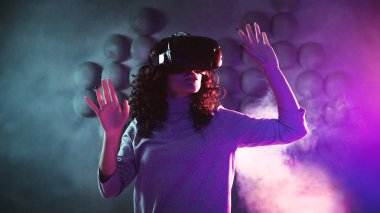 Sanal gerçeklik oyunu. Sanal gerçeklik kaskı bir kız bir oyun oynar veya çevreyi araştırıyor.