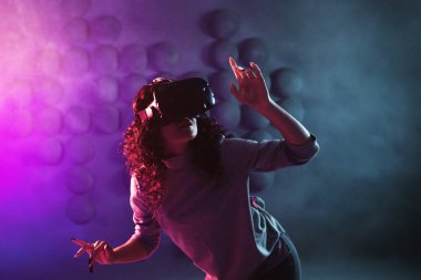 sanal gerçeklikte oyun, bir kız bir oyun oynar veya bir simülasyon ortamı araştırıyor.