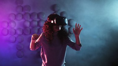 sanal gerçeklikte oyun, bir kız bir oyun oynar veya bir simülasyon ortamı araştırıyor.