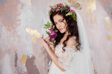 Yüzünde peçe ile gelinlik güzel genç gelin