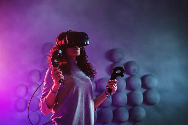 Původnímu hráče ve virtuální realitě, dívka hraje hru nebo zkoumá prostředí v simulaci. — Stock fotografie