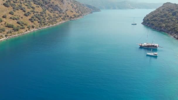 Yate de vela amarrado a la orilla, un encantador paisaje marino drone video . — Vídeos de Stock