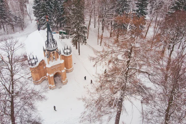 Kleine katholische Kirche im Winterpark, Weihnachtsfeiertag. Winterlandschaft — Stockfoto