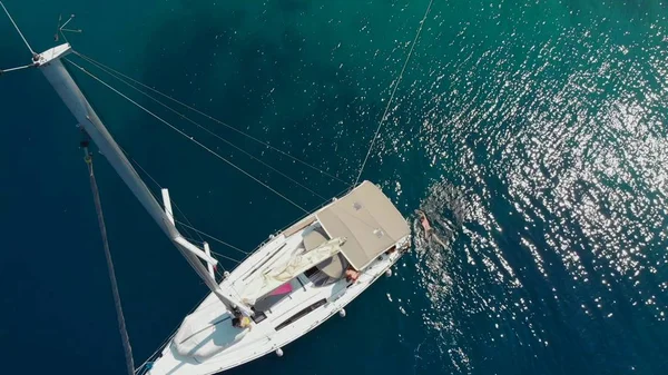 Парусная регата, прогулка на лодке, вид сверху. Белая яхта в голубом море — стоковое фото
