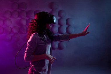 sanal gerçeklikte oyun, bir kız bir oyun oynar veya bir simülasyon ortamı araştırıyor.