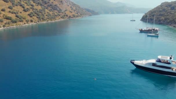 Yate de vela amarrado a la orilla, un encantador paisaje marino drone video . — Vídeo de stock