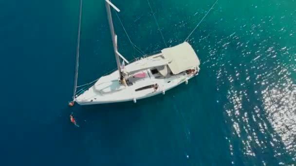 Вітрильний регата, подорож на човні, вид зверху. Біла яхта в блакитному морі — стокове відео