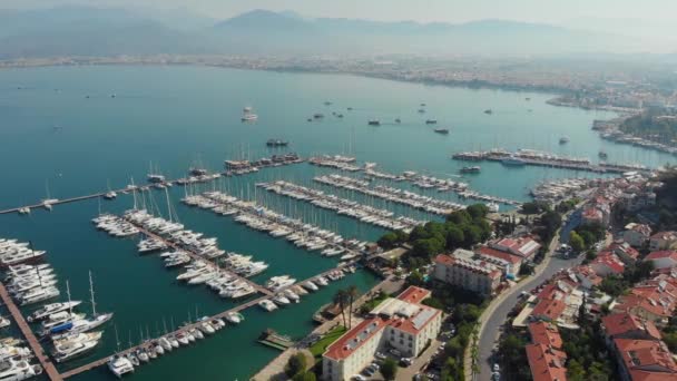 Marina i molo z jachtami, nadmorskie miasteczko na plaży, hotel i baseny. — Wideo stockowe