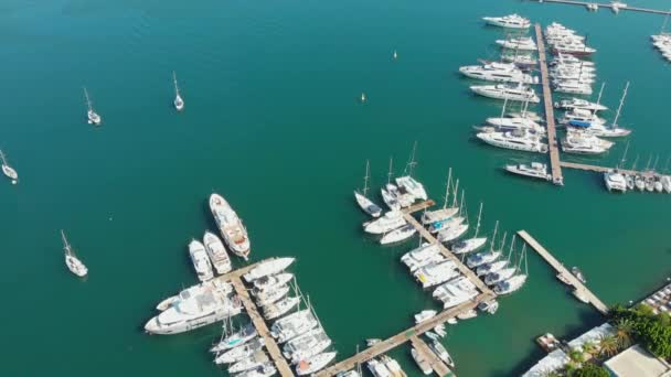 Марина і пірс з яхтами, приморське місто на пляжі, готель і басейни. — стокове відео