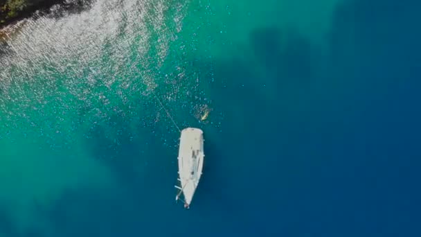 Zeilregatta, boottocht, bovenaanzicht. Wit jacht in de blauwe zee — Stockvideo