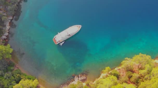 Yate de vela amarrado a la orilla, un encantador paisaje marino drone video . — Vídeo de stock