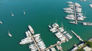 Yatları olan bir rıhtım, demirleme tekneleri için Marina. Yat ve su nakliyesi