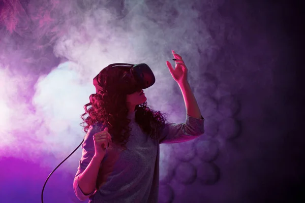 Hra na virtuální realitu. Dívka ve VR hraje hru nebo prozkoumává životní prostředí. — Stock fotografie