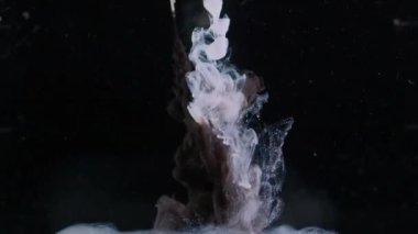 Suda siyah ve gümüş boya, soyut desenler. Konsept