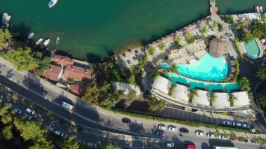 Yatı olan liman, sahil kasabası, otel ve yüzme havuzları..