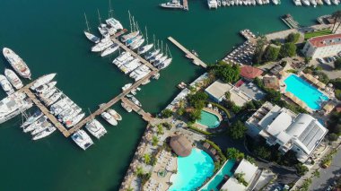 Yatı olan liman, sahil kasabası, otel ve yüzme havuzları..