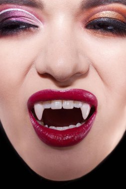 Seksi vampir. Kadın kırmızı ruj dudakları. Vampir dişleri ile ağız çığlık,
