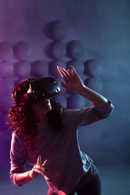 sanal gerçeklikte oyun, bir kız bir oyun oynar veya bir simülasyon ortamı araştırıyor.