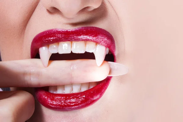 Сексуальний вампір. Жіночі губи з червоною помадою . — стокове фото