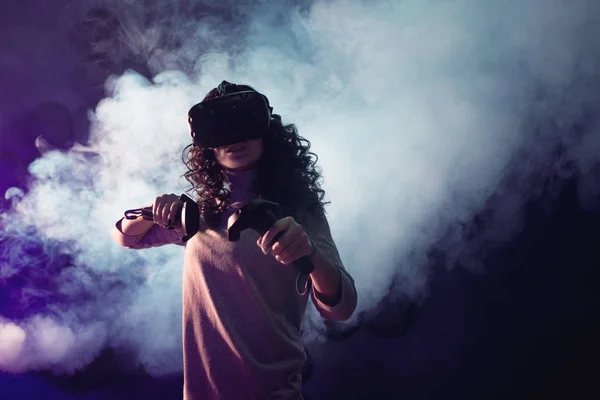 Игра в виртуальную реальность. Девушка в шлеме виртуальной реальности играет в игру или исследует окружающую среду . — стоковое фото