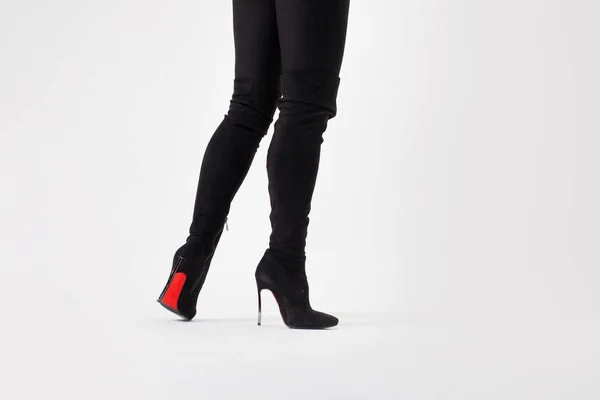 Slanke benen in zwarte laarzen en broek. Lopen op hoge hakken. Stiletto schoenen — Stockfoto